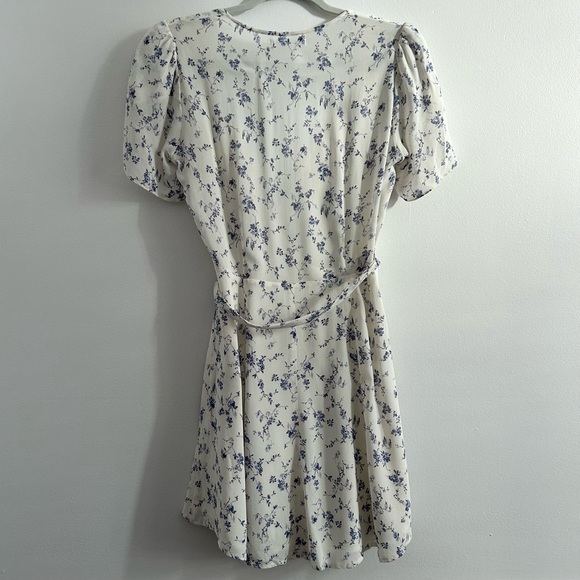 Reformation Ellwood Dress in Sinead White Blue Floral sz Medium Flutter Sleeves - Picture 5 of 12